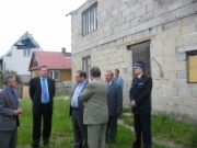 Ogąldanie zniszczeń przez Ryszarda Kalisza